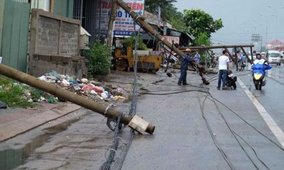 Hàng loạt cột điện bị đổ do lốc xoáy ở Vũng Tàu