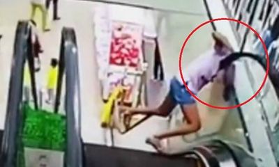 Video: Do bất cẩn, bé gái bất ngờ bị kẹt đầu khi đi thang cuốn 