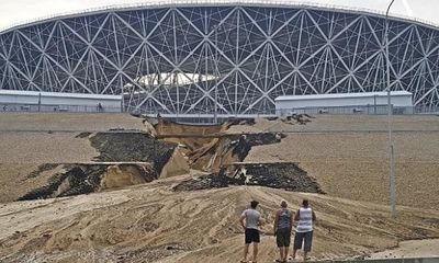 Sân vận động World Cup mới xây của Nga tan hoang chỉ sau một trận mưa