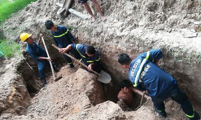 Cứu sống nam công nhân bị vùi lấp, kẹt dưới hố sâu 2,5 m