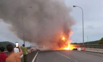 Tin tai nạn giao thông mới nhất ngày 19/7/2018: Xe giường nằm chở 40 hành khách cháy rụi khi đang chạy