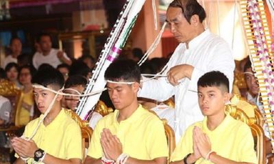 Đội bóng nhí Thái Lan tới chùa cầu phúc trước khi trở về bên gia đình