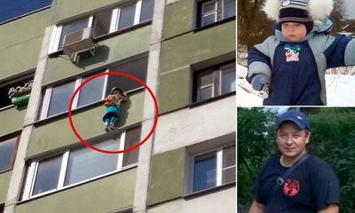 Video: Thót tim khoảnh khắc giải cứu cậu bé lơ lửng trên ban công tầng 4 