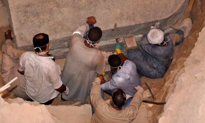 Các chuyên gia khảo cổ hồi hộp mở nắp quan tài hơn 2.000 tuổi tại Ấn Độ