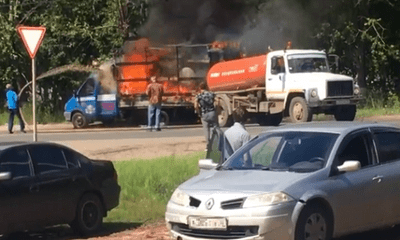 Video: Xe chở hàng hiệu bốc cháy, xe hút bể phốt đi ngang thành 