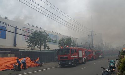 TP.HCM: Cháy ngùn ngụt tại cơ sở sản xuất ghế sofa, hàng trăm người tháo chạy