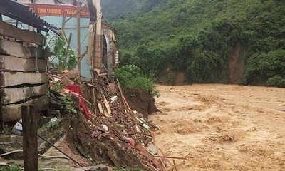 Nghệ An: Xót xa cảnh mưa lũ đánh sập trường học