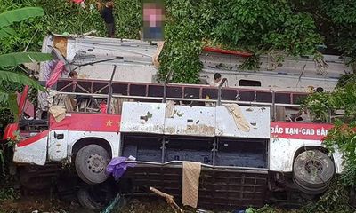 Xe khách rơi xuống vực ở Cao Bằng, ít nhất 13 người thương vong
