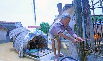 180 hộ dân Hà Nội vẫn phải bơi xuồng từ nhà ra ngõ vì cơn mưa 2 ngày trước