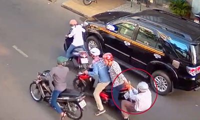 Cô gái 19 tuổi lao xe hạ gục đôi nam nữ cướp giật giữa Sài Gòn