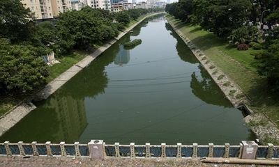 Nước sông Tô Lịch bất ngờ xanh như hồ Gươm sau đợt mưa kéo dài