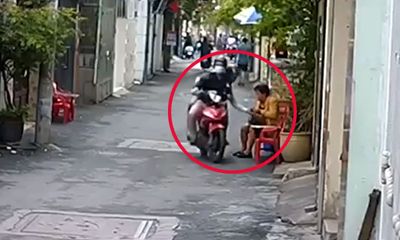 Video: Ngồi đếm tiền trước nhà, người phụ nữ bị cướp giật phăng túi xách