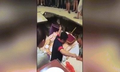 Video: Hố tử thần 'nuốt chửng' 6 vị khách đang ăn cỗ cưới