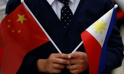 Trung Quốc tặng tàu tuần tra và súng phóng lựu cho Philippines