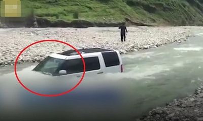 Video: Cái kết đắng chát cho người đàn ông mang xe ra sông rửa để tiết kiệm 70 nghìn