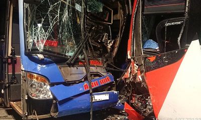 Tiếp tục xảy ra tai nạn ở Quảng Nam, hai xe khách bị đâm biến dạng
