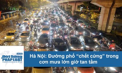 Video: Đường phố Hà Nội “chết cứng”, dòng người 