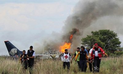 Hiện trường vụ máy bay chở 101 người rơi ở Mexico