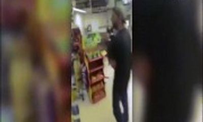 Video: Thót tim cảnh người đàn ông cắp nách cá sấu vào siêu thị mua bia