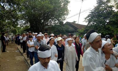 Vụ tai nạn 13 người chết ở Quảng Nam: Cả làng xót xa đưa người gặp nạn về nơi an nghỉ