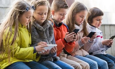 Dưới 15 tuổi, học sinh Pháp không được sử dụng điện thoại thông minh tại trường học