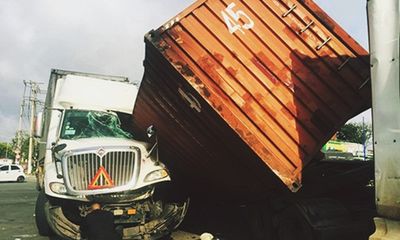 Thùng container đè bẹp buồng lái, tài xế may mắn thoát nạn