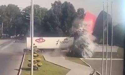 Video: Tài xế say rượu, xe tải lao thẳng vào tượng đài nát vụn 