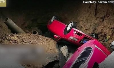 Video: 2 ôtô bị “hố tử thần” nuốt chửng khi đang đi trên đường