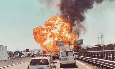 Video: Cận cảnh xe bồn chở dầu nổ tung trên cầu cao tốc tại Italy