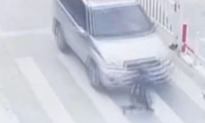 Video: Bé trai bị ô tô hất văng vì mẹ mải xem điện thoại