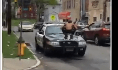 Video: Người đàn ông cởi trần nhảy lên 3 xe cảnh sát đập phá