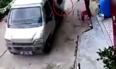 Video: Nữ chủ nhà vung chổi vụt vào tay nhóm 