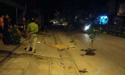 Bí ẩn 2 thanh niên nằm bất động cạnh xe máy giữa đêm ở Hà Nội