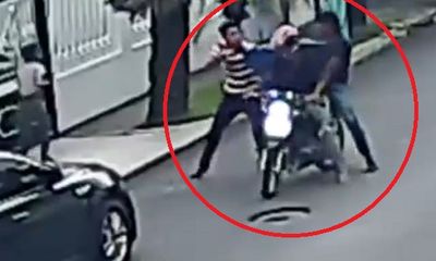 Video: Hai tên cướp xấu số chưa kịp hành nghề đã bị “con mồi” hành hung