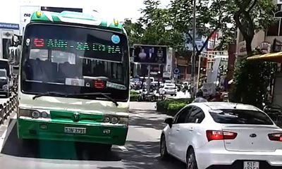 Xe buýt thản nhiên chạy ngược chiều ở trung tâm Sài Gòn