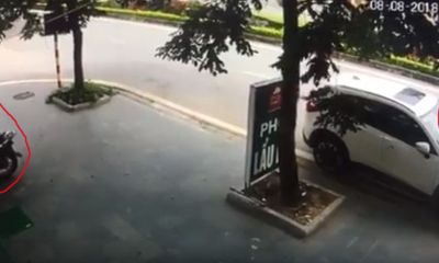 Video: 2 thanh niên bẻ khóa, trộm SH trong tích tắc ở Hà Nội