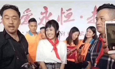 Điều tra việc công ty Trung Quốc để nữ diễn viên phim khiêu dâm quàng khăn đỏ