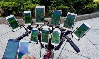 Cụ ông 70 tuổi đạp xe chở 11 smartphone đi bắt pokemon