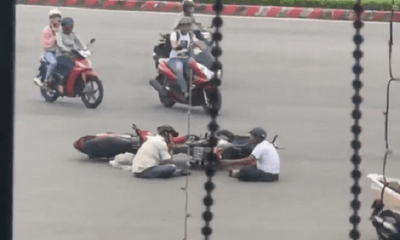 Video: Hai người đàn ông ngồi tâm sự giữa lòng đường sau va chạm giao thông