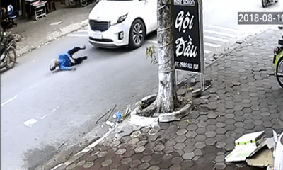 Video: Gây tai nạn, tài xế kéo cụ bà vào vỉa hè rồi thản nhiên bỏ đi