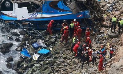 Peru: Xe buýt lao xuống vực sâu, 60 người thương vong