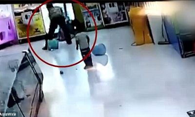 Video: Phẫn nộ cảnh bố đánh con gái dã man ở siêu thị chỉ vì gói bim bim