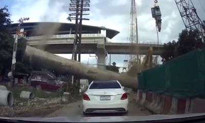 Video: 2 cô gái thoát chết thần kỳ sau khi cột thép 4 tấn rơi xuống, đè bẹp xe Mercedes