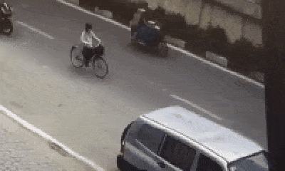 Video: Xe phân khối lớn tông cụ bà gục ngã giữa đường, rồi nhanh chân bỏ trốn
