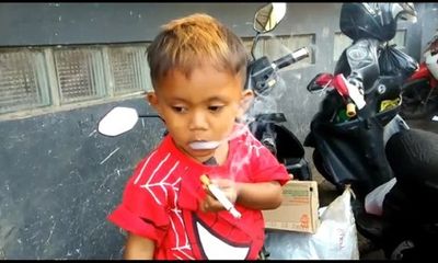 Video: Bé trai 2 tuổi ‘nghiện’ thuốc lá, hút 40 điếu trong ngày