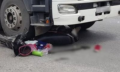 Tin tức tai nạn giao thông mới nhất ngày 19/8/2018: Cô gái thoát chết trong gang tấc dưới gầm xe đầu kéo