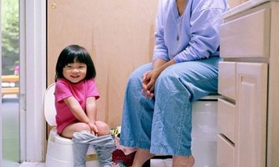 Cách mẹ thông thái xử lý khi trẻ phải ngồi nhà vệ sinh cả tiếng đồng hồ