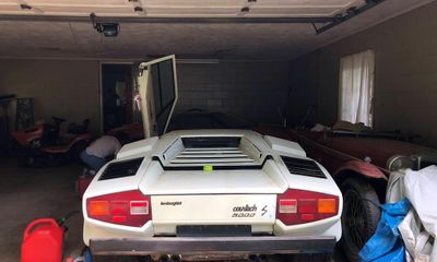Cháu nội vô tình phát hiện siêu xe Lamborghini nửa triệu đô của ông bị bỏ xó suốt 20 năm