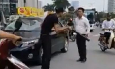 Video: Thanh niên vác điếu cày dọa đánh tài xế ôtô giữa phố Hà Nội