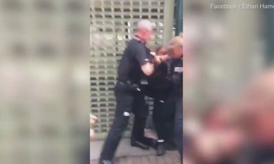 Phẫn nộ cảnh nam cảnh sát tức giận tát bé gái 14 tuổi giữa đám đông